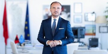 Ambasadori Luigi Soreca i lë të gjithë pa fjalë: I’a merr valles së Pogonishtes në mes të sheshit ‘Skënderbej’!