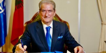 Berisha vazhdon të mashtroi sikur do mbrohet si “francez”! Fut në lojë si intrigant Sorosin për shpalljen “non grata”! Mburret, se ka ngritur staf juridik për të rrëzuar Amerikën, pa treguar se me çfarë parash