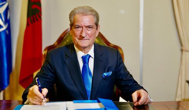 Berisha vazhdon të mashtroi sikur do mbrohet si “francez”! Fut në lojë si intrigant Sorosin për shpalljen “non grata”! Mburret, se ka ngritur staf juridik për të rrëzuar Amerikën, pa treguar se me çfarë parash
