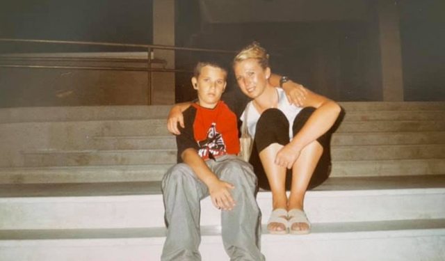 Tragjedi në familjen e ministres shqiptare! Mes dhimbjes së madhe njofton ndarjen nga jeta në moshë të re të nipit të saj: Na e këpute zemrën sot! (Foto)