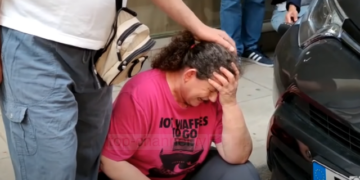 VIDEO/ Ekzekutimi në Athinë, e ëma e 32-vjeçarit shpërthen në lot në vendin e krimit: O shqiptarë të qelbur, më vratë djalin ore qenër!