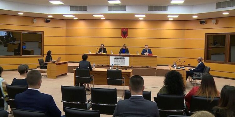 Të shkarkuarit nga vetingu vijojnë të marrin rrogë: 1.5 miliardë lekë kanë shkuar për emrat e penalizuar nga KPK! KLGJ jep alarmin