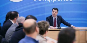 Anëtari i Këshillit Kombëtar të PD zbulon të papriturat brenda mbledhjes me Bashën: 10 persona u bënë gati të largohen! Ja kujt tentuan t’i ndërprisnin fjalën. Ka ndodhur diçka shumë e rëndë brenda listës së…