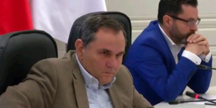Avokati qesharak i PD nuk do identifikim, por hamendje! Sulmon Rusmalin: Ne e dimë mirë anën e kujt po mbani! Rusmali : “Çfarë i keni këto fantazira!