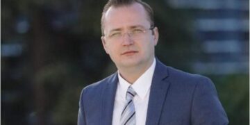 U tërhoq në ‘minutat e fundit’ nga gara për kryetar, Lisandër Hoxha nxjerr prapaskenat e forta, flet për ‘tërmetin’ që do të godasë Partinë Demokratike