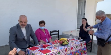 “Rakia qenka e mirë”! Kryeministri Rama  flet me ironi, vë në siklet ministrin Ahmetaj me batutat e tij: Merre me vete gotën!!