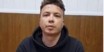 ”Po bashkëpunoj me hetuesit”, gazetari Protasevich flet nga burgu (Video)