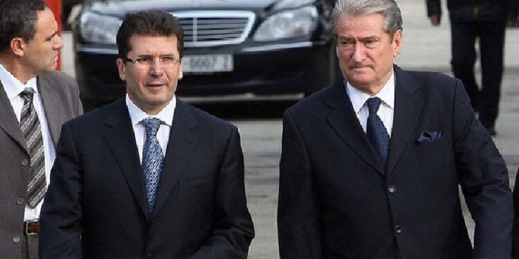 Ish-ambasadori në Washington lëshon ‘bombën’ për ish-ministrin e Sali Berishës: I rrezikshëm dhe i rrezikuar! E njëjta fytyrë që…