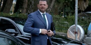 KQZ merr vendimin, kjo është deputetja që do të zërë vendin e Tom Doshit në Kuvend