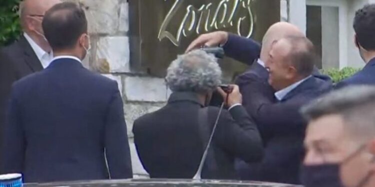 U “përplas” me homologun grek gjatë vizitës në Athinë, ministri turk harron sherrin, përqafohet me Dendias dhe darkojnë në Akropoli