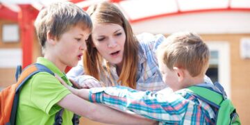 “Po të gjuajti, gjuaj dhe ti”! Çfarë duhet të bëjnë fëmijët përballë konflikteve fizike?!