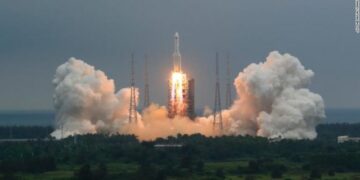 LIVE: Shihni ku ndodhet tani raketa kineze, i kanë mbetur edhe pak orë për të rënë në tokë!