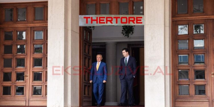 Ilir, o im vëlla! Më jep hanxharin hua, ta shkrijë Ramën me gjithçka!