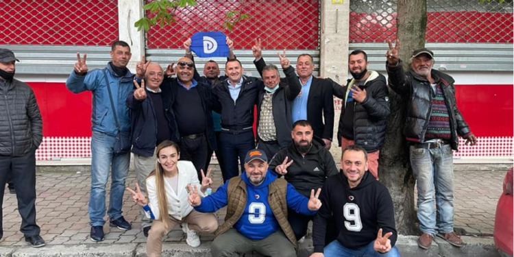 Dega e PD në Tiranë i betohet për besnikëri: Beteja të tjera na presin nën drejtimin e Lulzim Bashës, është inteligjent