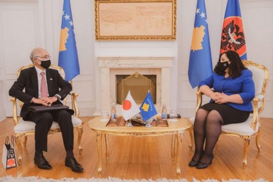 Çifti Vjosa-Albin përdorin Kosovën si çifligun e tyre! Rrefuzuan ndihmën e Shqipërisë për Bojkenin e Albinit, Vjosa i shtrin dorën Japonisë: Kemi nevojë të na ndihmoni që të tejkalojmë pandeminë
