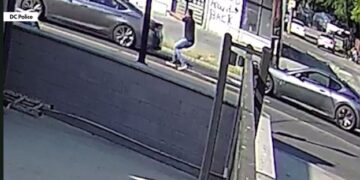 VIDEO/ Makina i pret rrugën, shoferi i Maseratti-t “zbraz” karikatorin