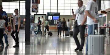 Si nëpër filma! Policia zbulon misterin, ndalon 35-vjeçaren: Solli djalin e saj nga SHBA në Tiranë, e veshi me rroba vajze dhe i rriti flokët për ta fshehur nga babai