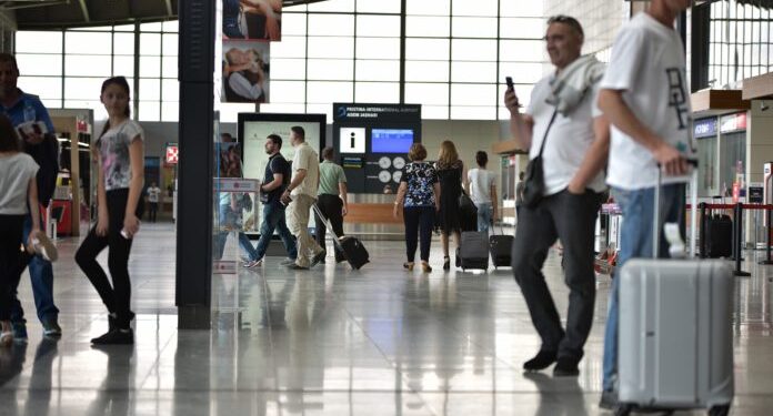 Si nëpër filma! Policia zbulon misterin, ndalon 35-vjeçaren: Solli djalin e saj nga SHBA në Tiranë, e veshi me rroba vajze dhe i rriti flokët për ta fshehur nga babai