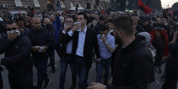 Basha braktis përkrahësit e protestave të opozitës: Avokati s’na hap telefonin, na thanë ta zgjidhim vetë, s’na morën me zor