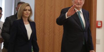 VIDEO: Berishën e braktisin demokratët, vetëm 10 vetë i përgjigjen thirrjes për të dalë në shesh ta mbrojnë