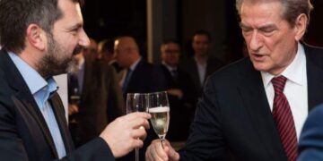 Përse Bushati me shokë janë pasagjerë në makinën e drejtuar nga Luli, që gjithmonë “i pret timoni nga gremina”