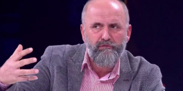 Teori nga “filozofi” Alfred Cako: Shpartallohet klani gegë dhe klani politik i bektashinjve komunistë që kundërshtonte pushtetin e Iluminatit në Shqipëri
