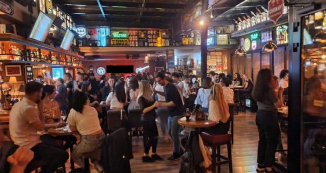 Jeta e natës në Tiranë edhe pas orës policore nuk ndalon