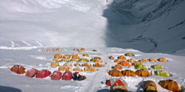 Maja më e lartë në botë “pushtohet” nga… koronavirusi