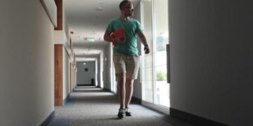 Një tjetër amerikan ikën pa paguar hotelin në Tiranë: Policia e identifikon nga makina që mori me qira