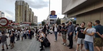 VIDEO/ Qiellgërvishtësja nis të lëkundet pa arsye, panik mes kalimtarëve