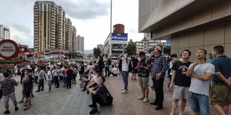 VIDEO/ Qiellgërvishtësja nis të lëkundet pa arsye, panik mes kalimtarëve