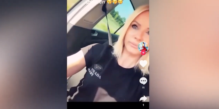 Videot skandaloze të kryegjyqtares së Elbasanit, Enkeleda Kapedani: Kërcen në punë me këngë mafia mafia dhe shkel ligjin në drejtimin e mjetit