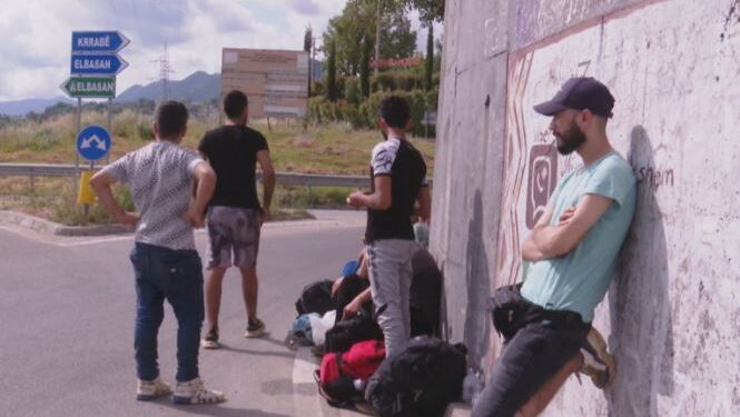 Marokenët grabisin sirianin, palestinezi tenton të vrasë me thikë… Krim “importi” në Tiranë