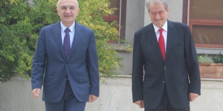 Dy ish- presidentë me “karton të kuq”