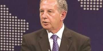 “Pse o, me pensionistët e filluan këta?” Ndizet keq sherri në mes të emisionit! Preç Zogaj i’a përplas në fytyrë nipit të Vito Kapos ish ambasadorit Nesho : S’mbrohet Berisha me këto!