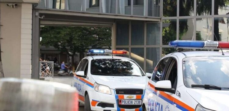 Hynë në fushë dhe shkaktuan incidente në stadiumin “Selman Stërmasi”, arrestohet presidenti i “Kastriotit” dhe Drejtori Teknik