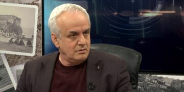 “Atë komunistin e pj*** do dëgjoni ju”?! Nazarko ironizon: Ti ke lindur në internet unë kam lindur në internim dhe nuk dëgjoj militantët e të dyja palëve