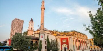 Ndërtimet shtohen, por qytetarët nuk e ”duan” më Tiranën