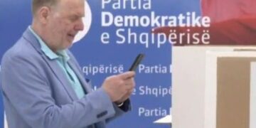 Nuk përmbahet Kreshnik Spahiu, nxjerr pamjet brenda votimeve: Palaçot e PD duke fotografuar votën që ta shoh kryetari!