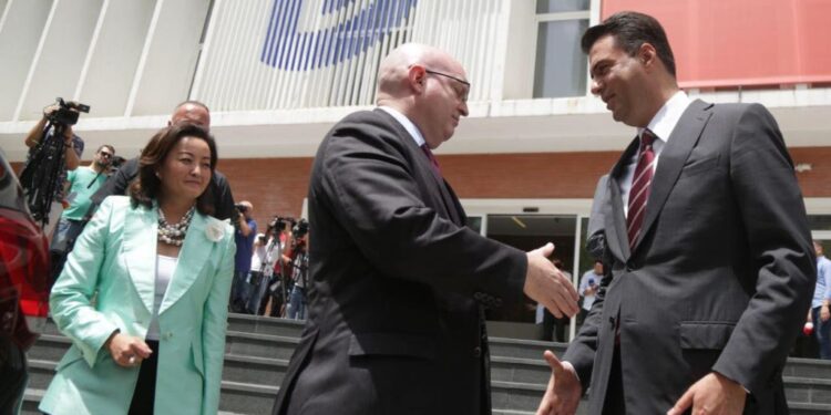 Takimi i zyrtarit të lartë të DASH me Bashën që “tërbon” Berishën dhe tentativa e Lulit për të mos i dhënë dorën Yuri Kim (Foto)