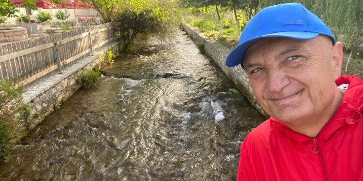 Meta poza me kapele nga pushimet galopante! Mesazh shqiptarëve që janë në “merak” se ku është: Ju përshëndes nga Piqerasi