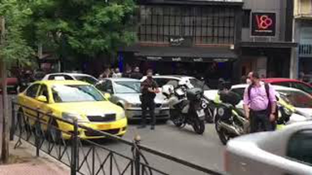 Ekzekutuan shqiptarin me 8 plumba në kokë: Momenti kur autorët ia mbathin me taksinë e vjedhur në Greqi (Video)