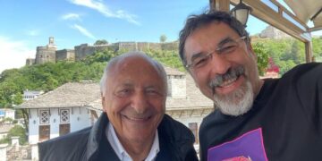 Të huajt po vijnë me avionë sportiv në aeroportin e vjetër të “Qytetit të gurtë”! Bledi Çuçi surprizohet në Gjirokastër nga vizita e autorit të famshëm italian