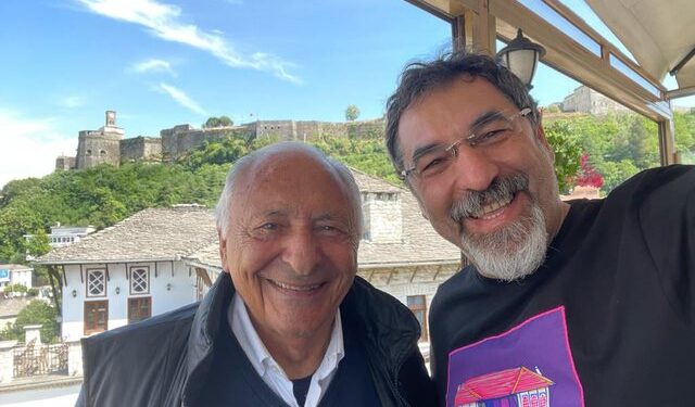 Të huajt po vijnë me avionë sportiv në aeroportin e vjetër të “Qytetit të gurtë”! Bledi Çuçi surprizohet në Gjirokastër nga vizita e autorit të famshëm italian