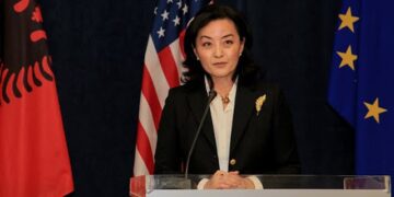Ambasadorja e SHBA poston foton krah Teto Ollgës: Faleminderit pogradecarëve