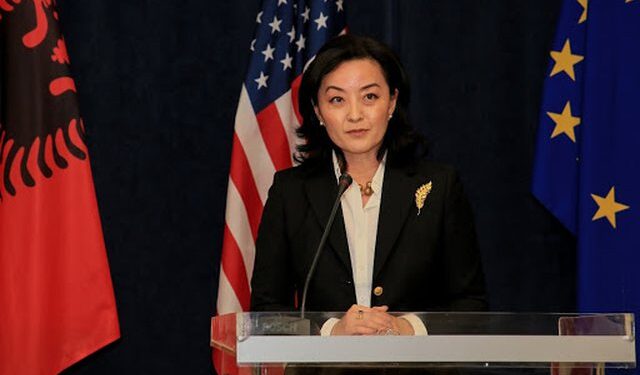 Ambasadorja e SHBA poston foton krah Teto Ollgës: Faleminderit pogradecarëve