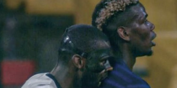 E kafshoi?!  Publikohet momenti “pikant” që shkaktoi shumë reagime nga ndeshja Gjermani-Francë: Futbollisti reagon për herë të parë