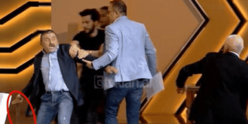 VIDEO/ Degradon situata për 15 mijë euro borxh! Vëllezërit heqin rripat e pantallonave për të rrahur njëri-tjetrin LIVE në emisionin “Shihemi në Gjyq”