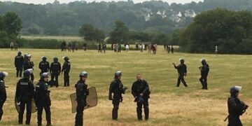 Përplasje e dh.unshme gjatë një feste: Plagosen 5 policë, një i ri humb dorën