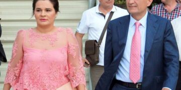 Meta-Kryemadhi në panik, nisin të boshatisin llogaritë bankare: Tërheqin 39 mijë euro dhe 59 mijë paund, vajzës i japin 17 mijë euro! Ja pasuria për vitin 2020